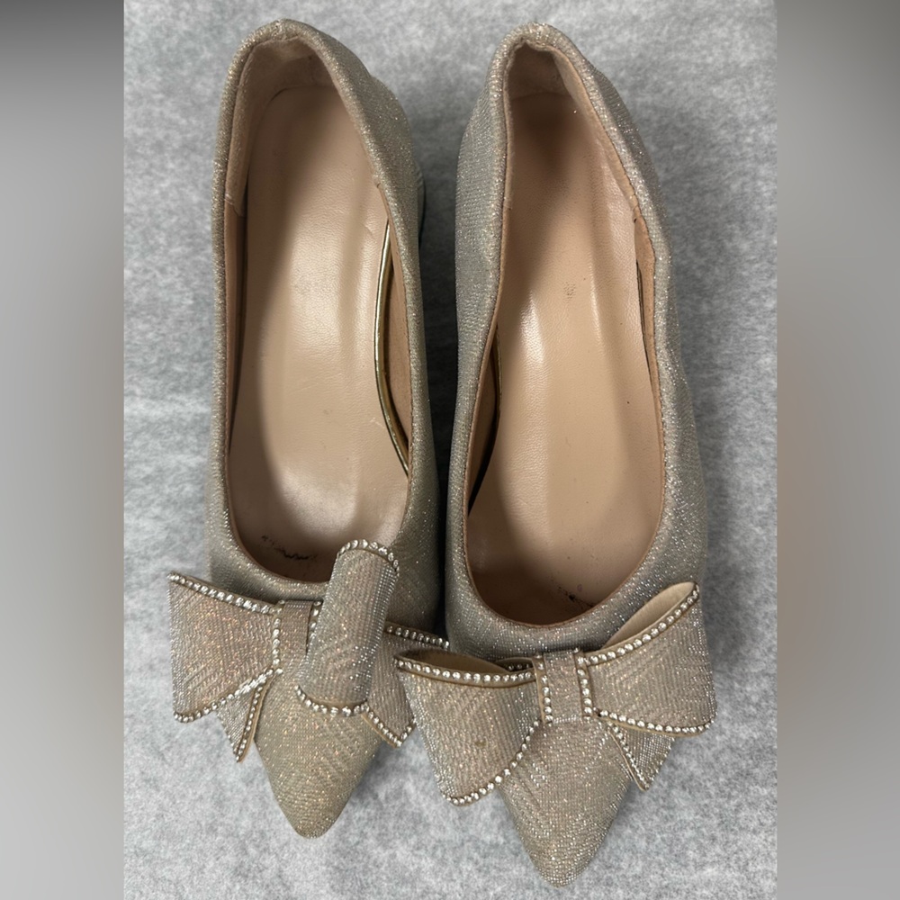 Like NEW! Women's dress shoes Sz 5 chunky heel gold plate glittery beige bow toe - Picture 2 of 7